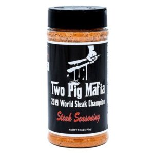 Robby Staggs Two Pig Steak Seasoning (370gr), en krydderblanding som gir ekstra smak til biff, svinekjøtt og grillmat.